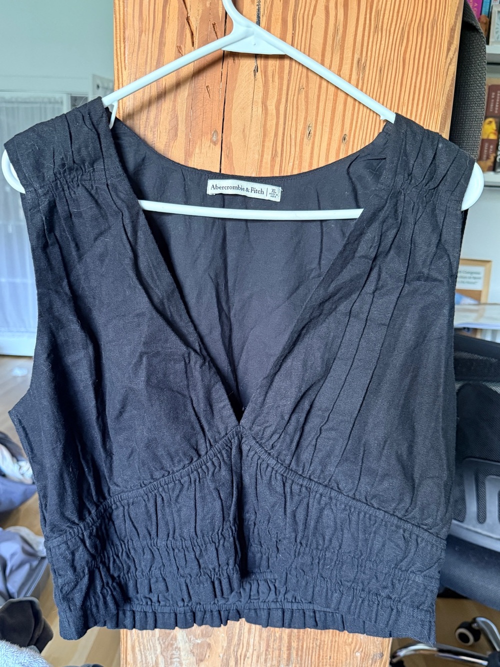 Abercrombie & Fitch Black V-Neck Sleeveless Crop Top